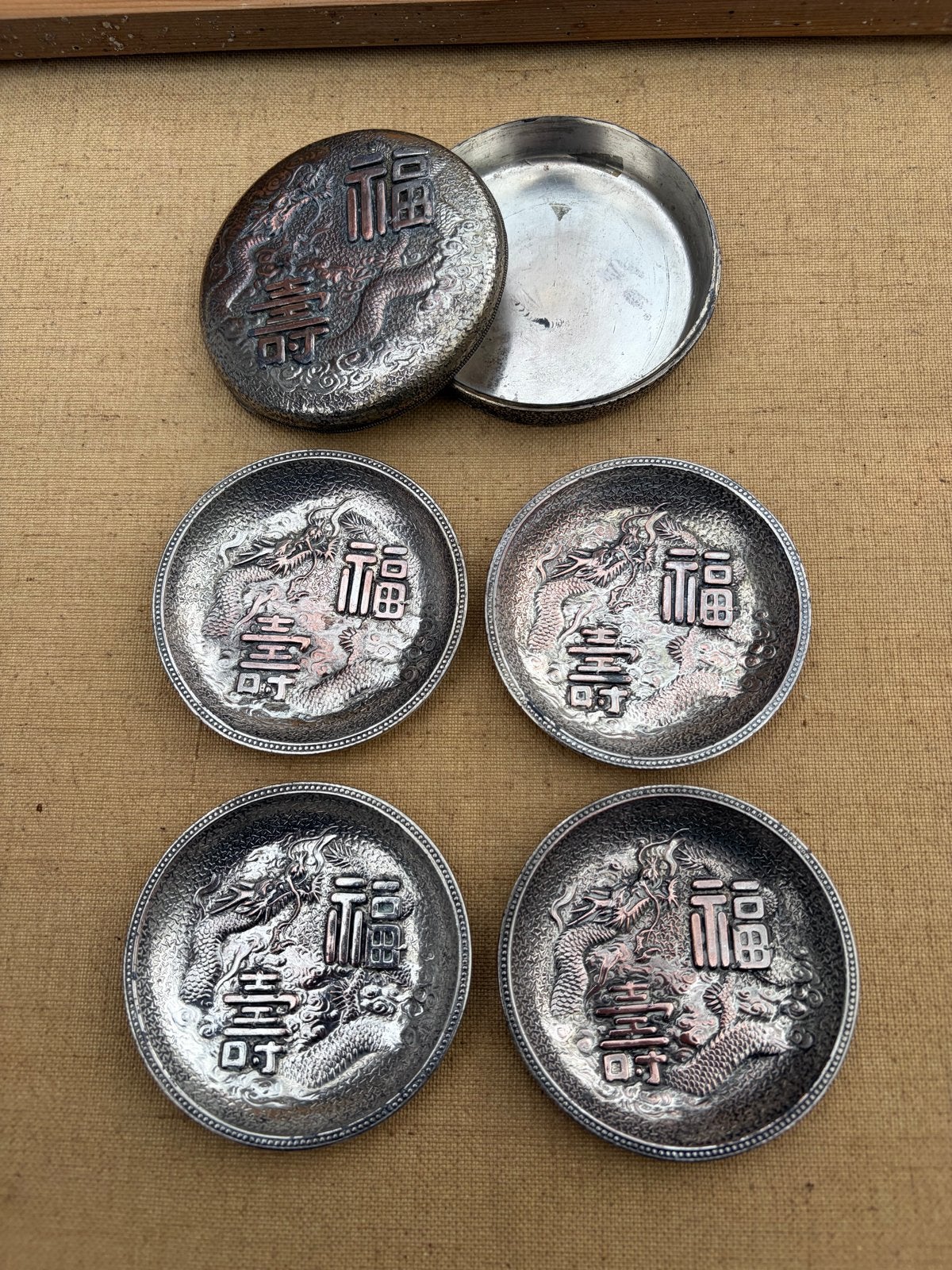 Antieke Chinese zilveren onderzetters met drakenmotief, Ophalen of Verzenden