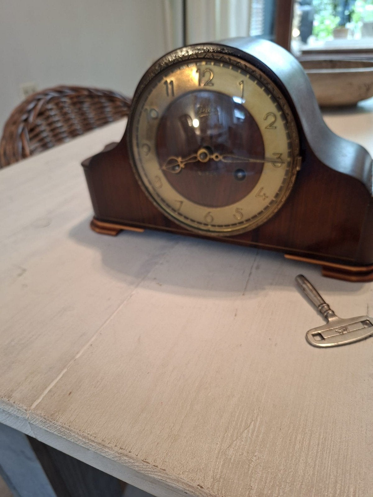 Antieke houten schoorsteenklok met sleutel, Antiek en Kunst, Ophalen of Verzenden