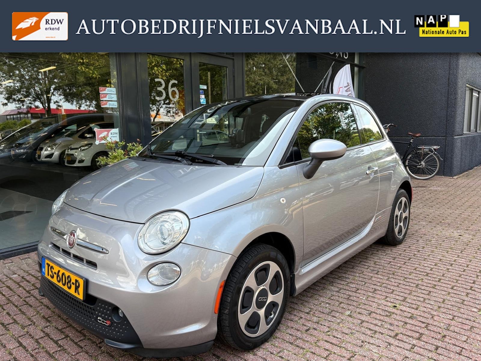 Fiat 500 E 24kwh Clima/Pano/PDC/Navi/86Dkm/Zeer netjes, Auto's, Parkeersensor, Gebruikt, Zwart, 4 stoelen