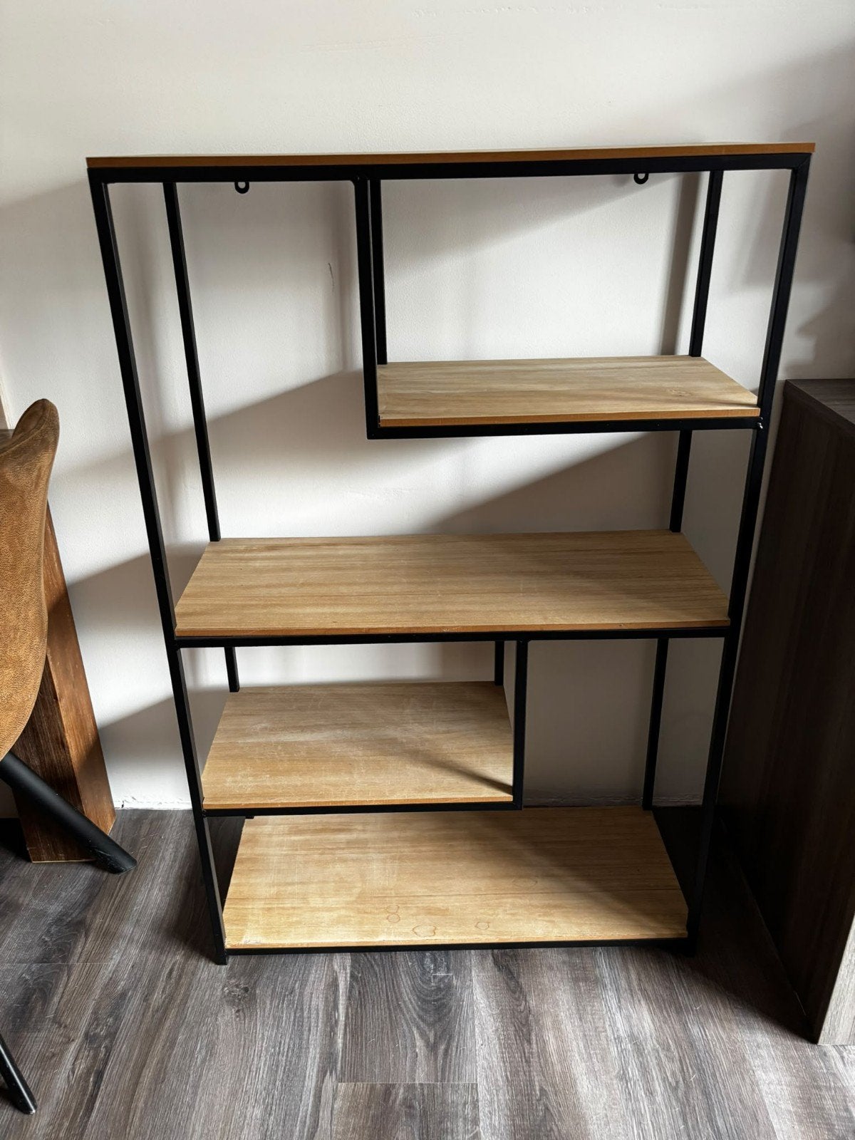 Stijlvolle kast met Zwarte Metalen Frame en Houten Plan, Met plank(en), Gebruikt, 100 tot 150 cm, 50 tot 100 cm