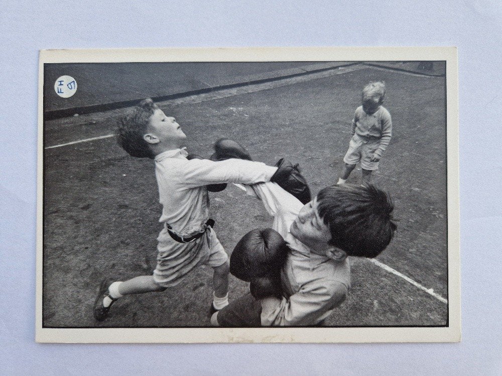 Boksende kinderen Frank Horvat Boxe D'enfants Londres 1954, Verzamelen, Ansichtkaarten | Themakaarten, Verzenden, 1940 tot 1960
