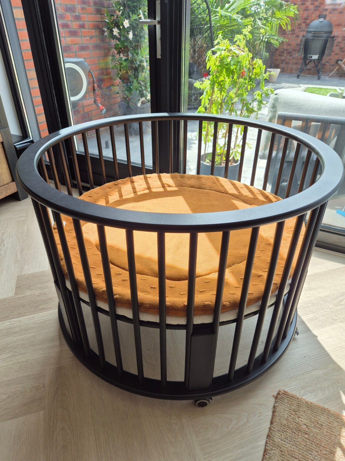 Mooie ronde babybox inclusief accessoires – op wielen of poo, Kinderen en Baby's, Boxen, Ophalen, Gebruikt, Rond