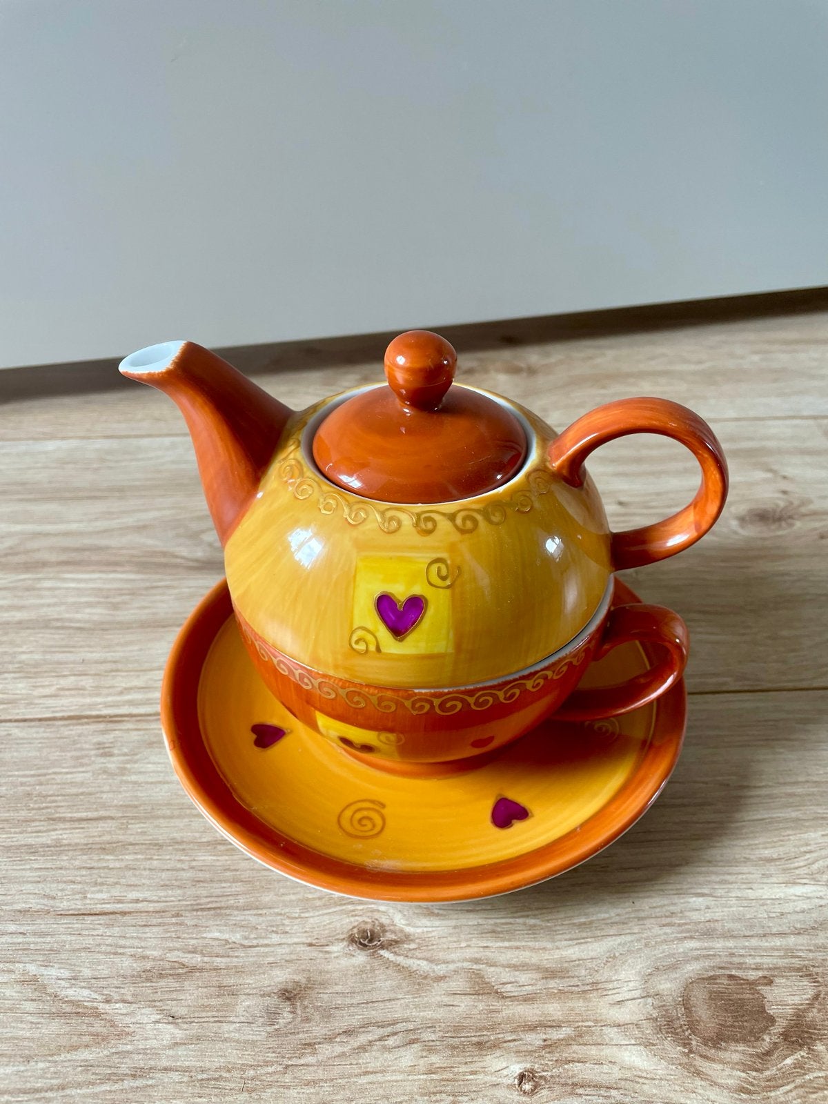 Theepot met kop en schotel - Oranje met hartjes, Ophalen, Overige merken, Keramiek, Zo goed als nieuw