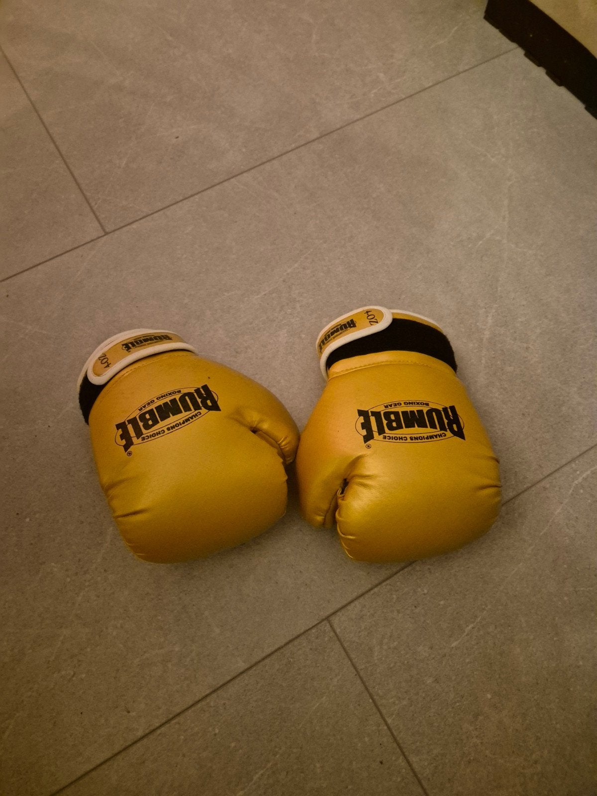 Gouden Rumble Bokshandschoenen 4 oz, Sport en Fitness, Ophalen, Gebruikt, Overige, Vechtsportbescherming