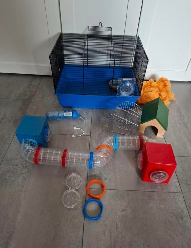 Knaagdierenkooi met o.a. flesje, buizen, drinkfles, radje, Ophalen of Verzenden, Minder dan 75 cm, Kooi, Minder dan 60 cm