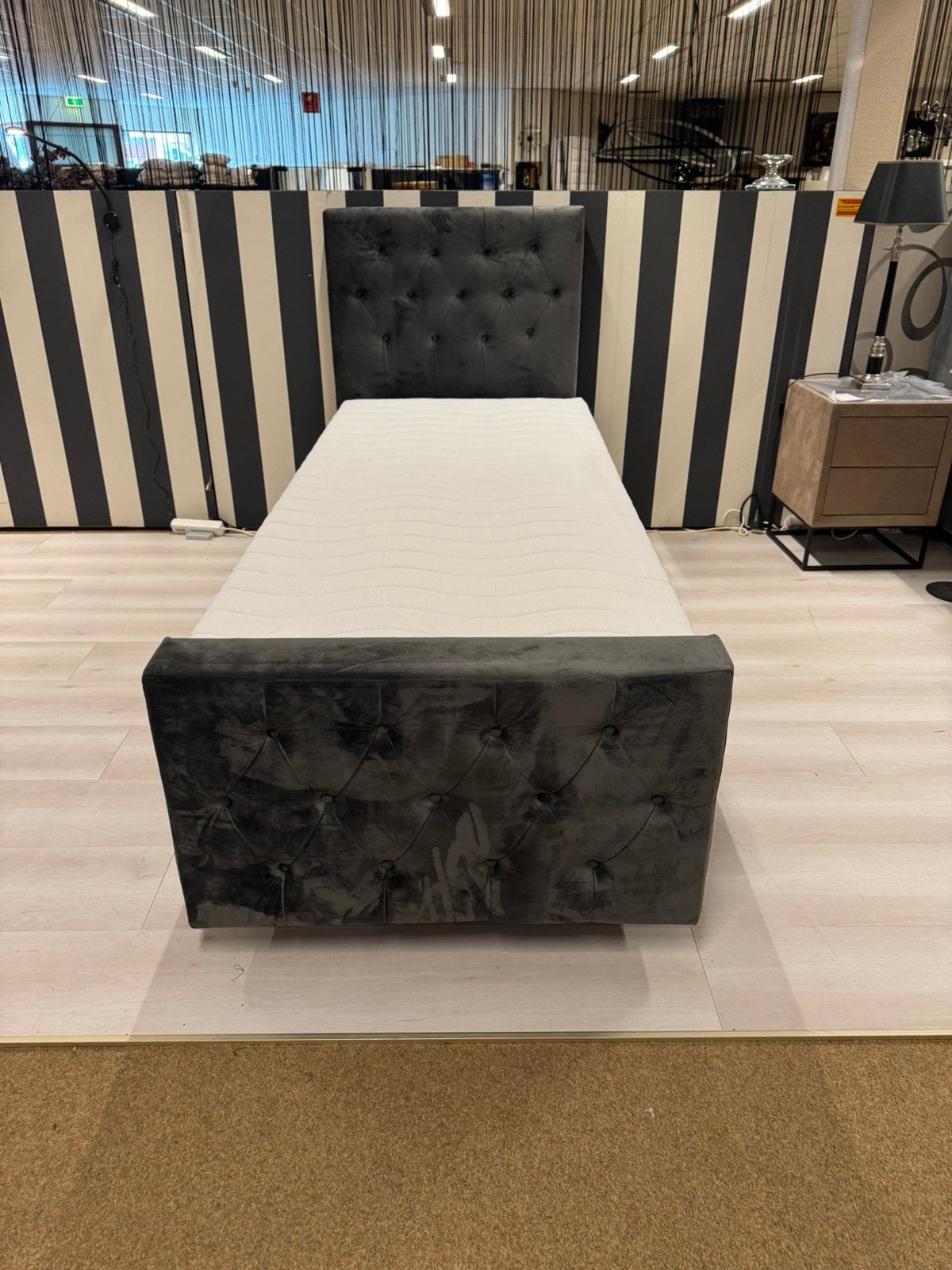 Boxspring 1-Pers. 90x210 Grijs velvet stof Direct/Leverbaar, Ophalen, 90 cm, Nieuw, Mwonenenslapen