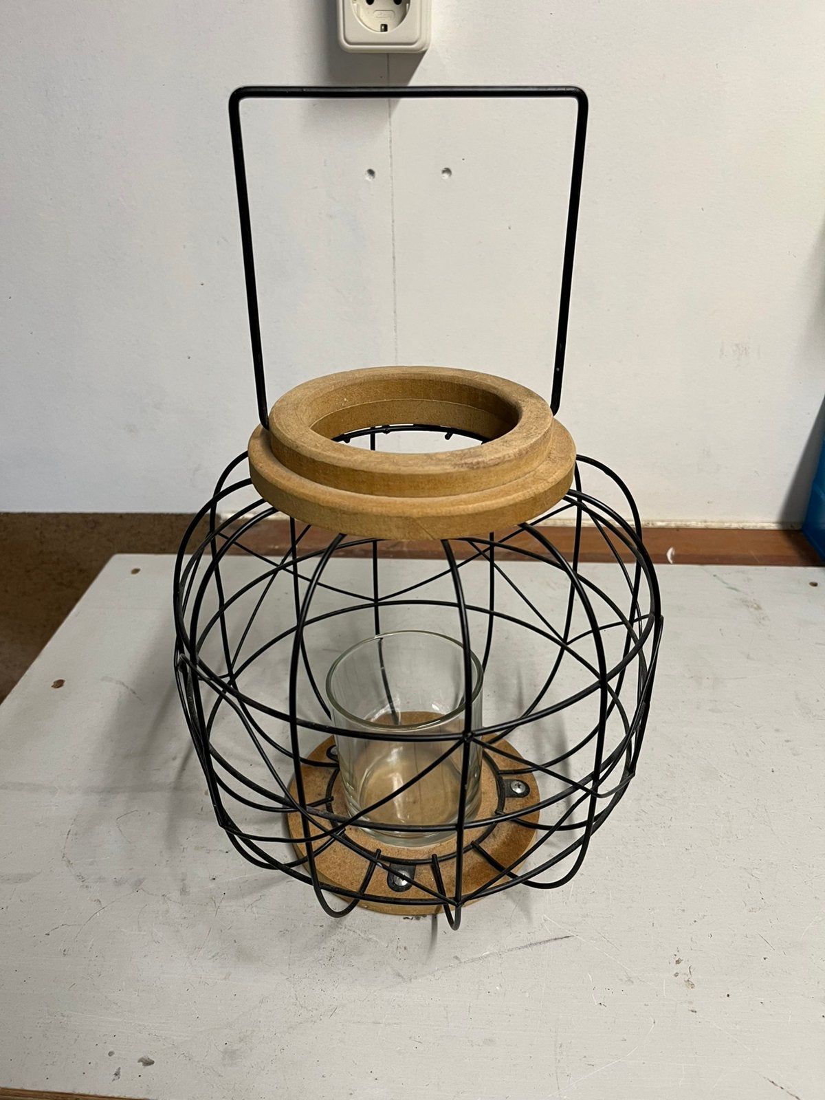 Industriele metalen lantaarn en of windlicht met houten voet, Ophalen of Verzenden, Metaal