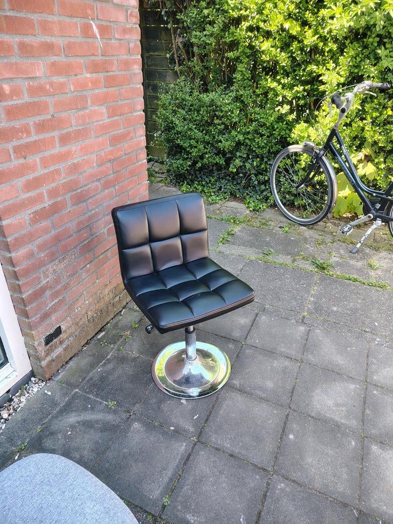 Een zwarte leren stoel., Ophalen of Verzenden, Gebruikt
