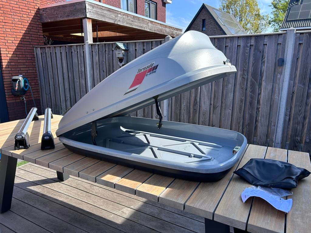 Dakkoffer Tornado 285L met dakdragers - Perfecte staat, Auto diversen, Dakkoffers, Ophalen of Verzenden, Zo goed als nieuw