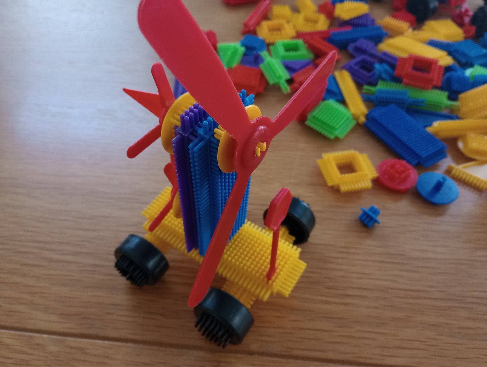 Grote set plastic bouwblokken, systeem Nopper, Kinderen en Baby's, Speelgoed | Bouwstenen, Ophalen of Verzenden, Zo goed als nieuw