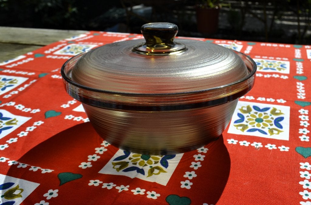 Vintage Arcopal France geribbeld rookglas schaal met deksel, Ophalen of Verzenden, Overige stijlen, Glas, Schaal of Schalen