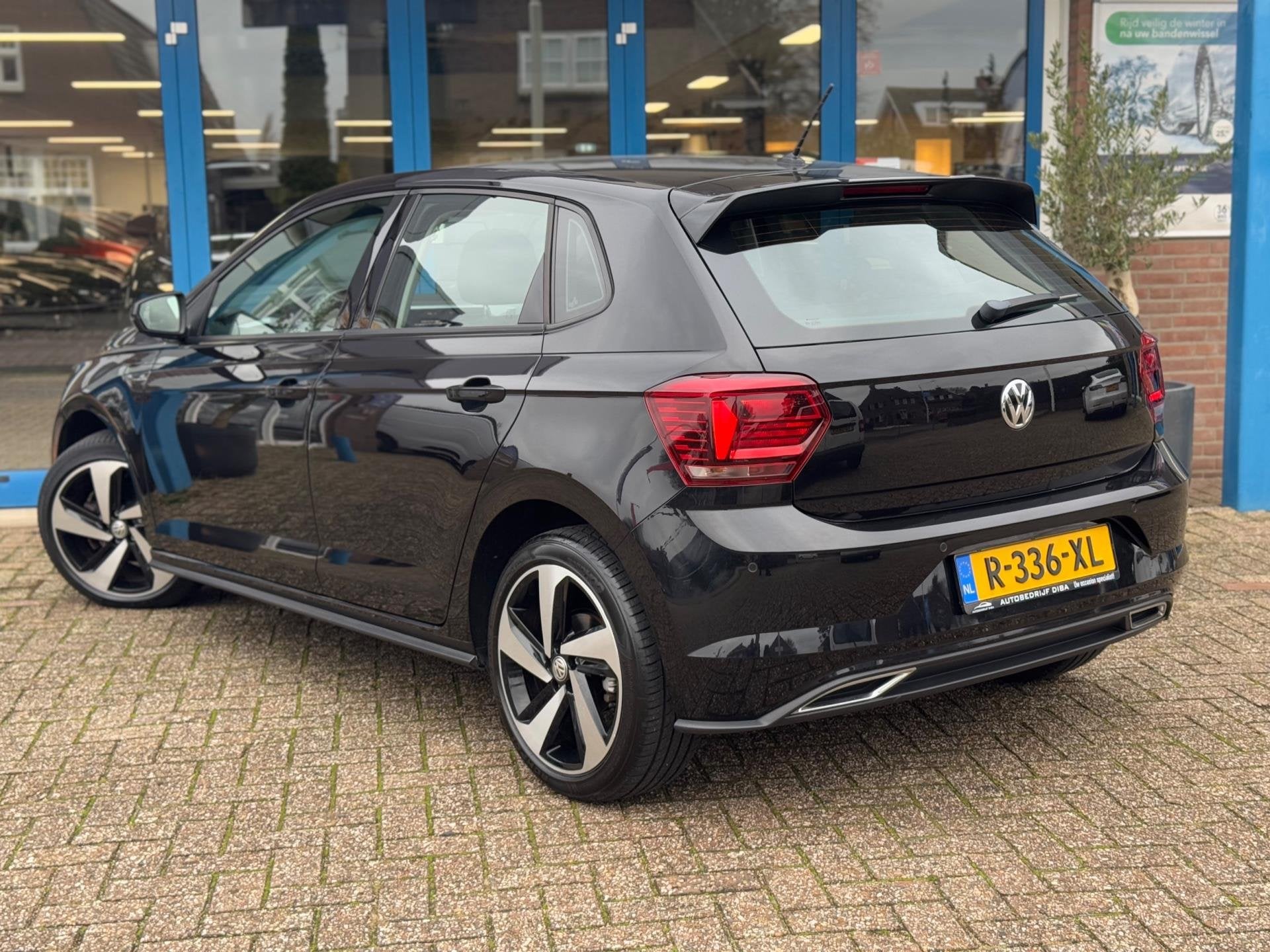 Volkswagen POLO 1.0 TSI R-Line 2018 AUT NAVI LM CARPLAY NAP!, Auto's, Dealer onderhouden, Stof, Gebruikt, Start-stop-systeem
