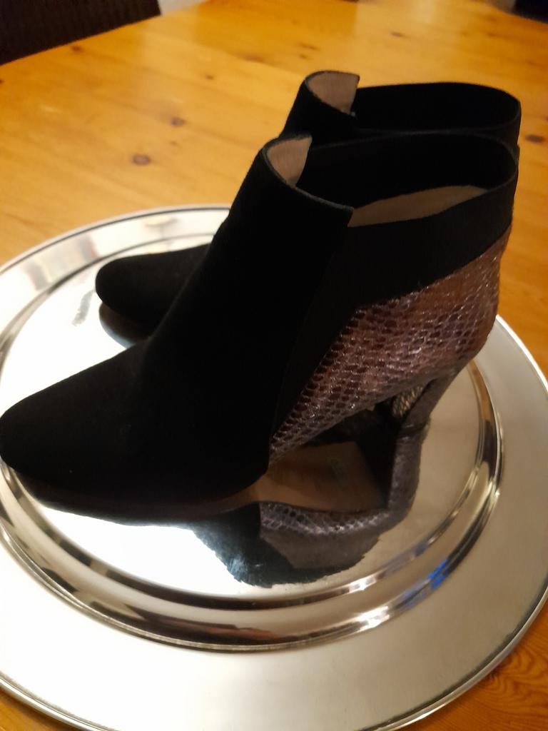 Brenda Zaro laarsjes - Zwart met slangenprint €7.50, Kleding | Dames, Schoenen, Gedragen, Lage of Enkellaarzen, Zwart, Ophalen of Verzenden