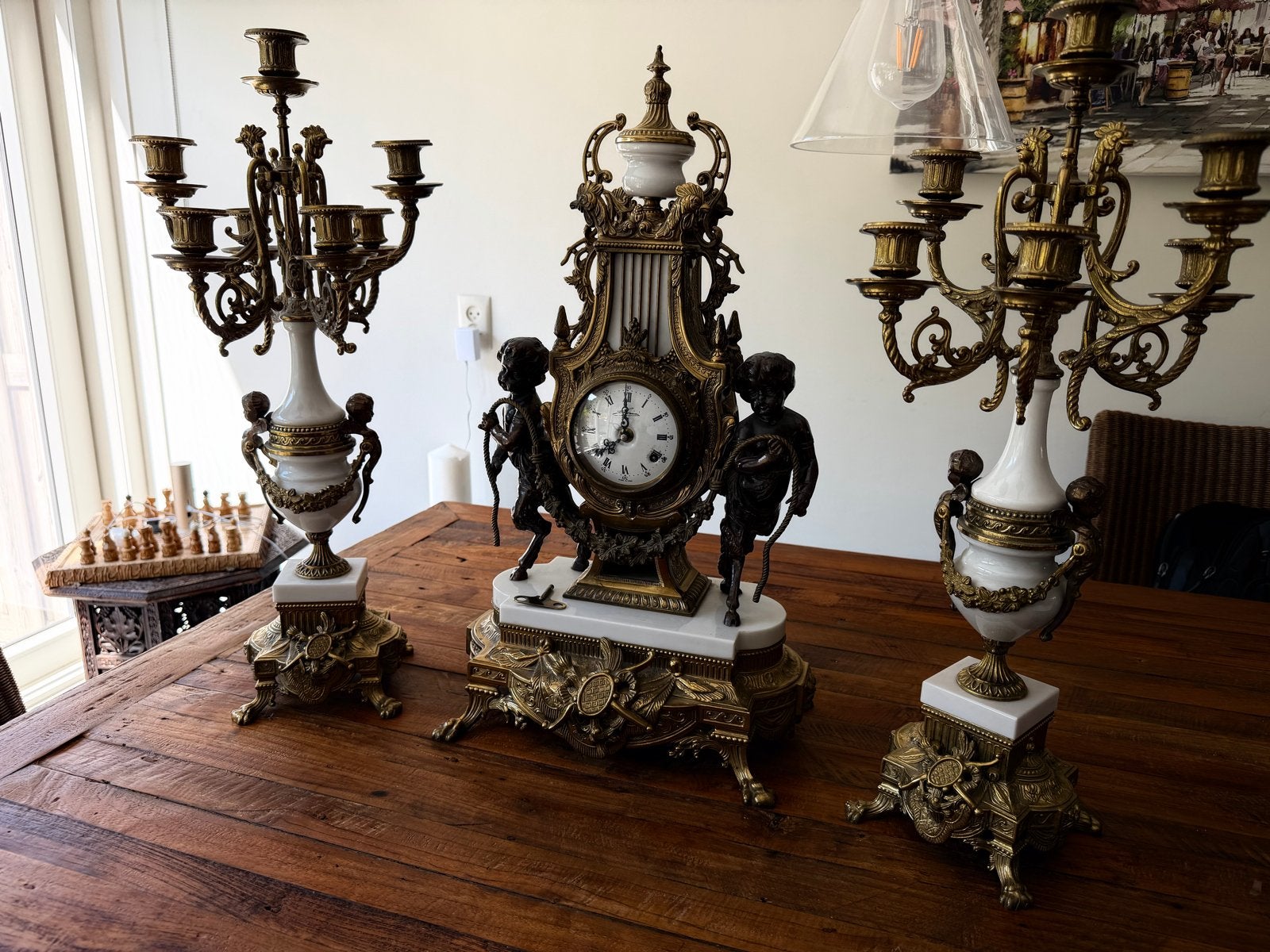 Antieke pendule met twee bijpassende kandelabers, Antiek en Kunst, Antiek | Kandelaars, Ophalen, Koper of Brons