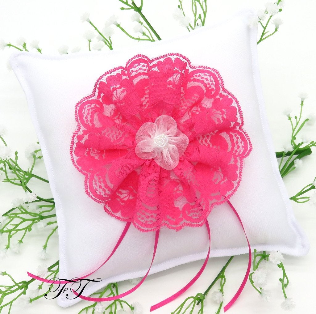 Prachtige witte trouw ringkussen met fuchsia kante rozet., Ophalen of Verzenden, Nieuw, Versiering, Geboorte of Huwelijk