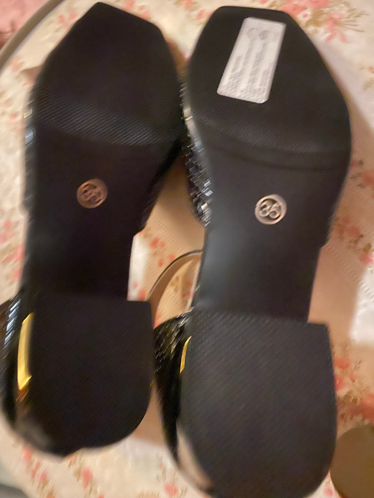 Zwarte pumps met enkelbandje en gouden details, Ophalen of Verzenden, Nieuw, Zwart, Pumps