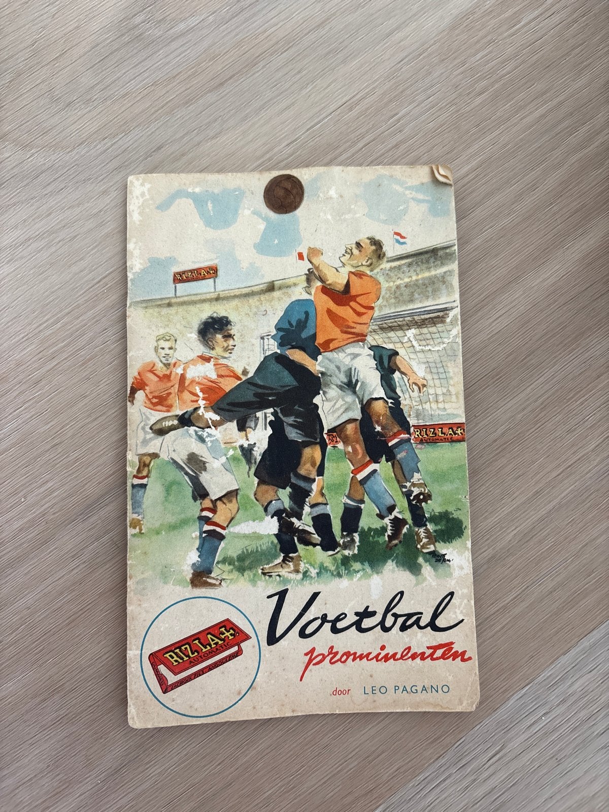 Voetbal Prominenten door Leo Pagano - Vintage Boek, Ophalen of Verzenden, Gelezen, Balsport
