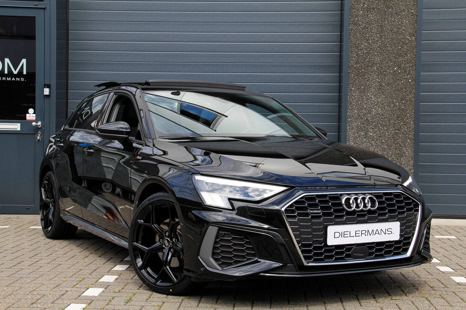 Audi A3 40 TFSI 2.0 Quattro S-Tronic | Pano | Black on black, Automaat, Lichtsensor, Stof, Zwart