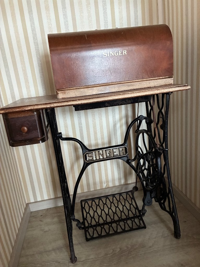 Antieke Singer Naaimachine met Onderstel, Ophalen