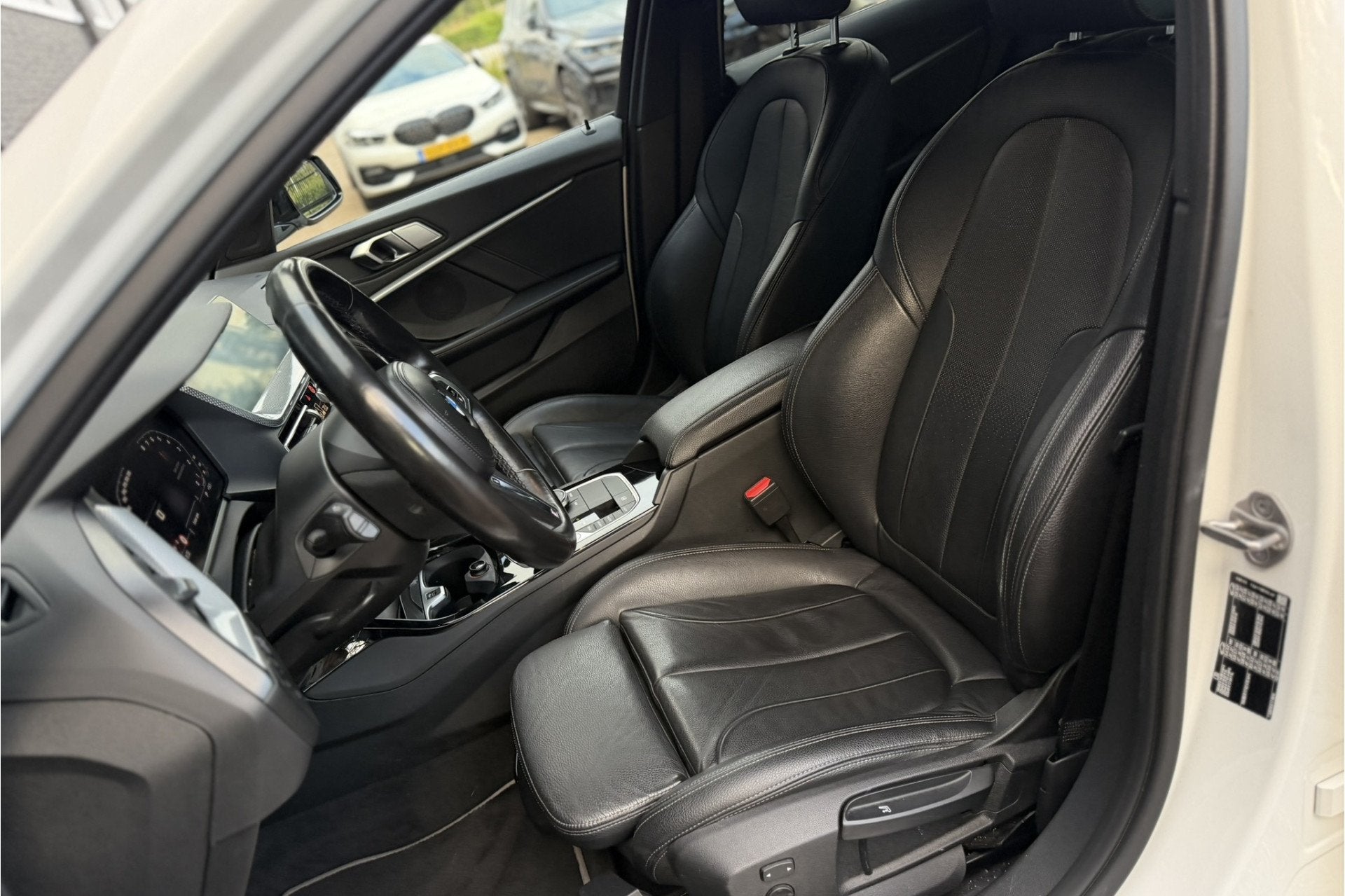 BMW 1-serie 118i | Sportleder | Stoel + Stuurverwarming | Co, 136 pk, Gebruikt, Wit, Leder