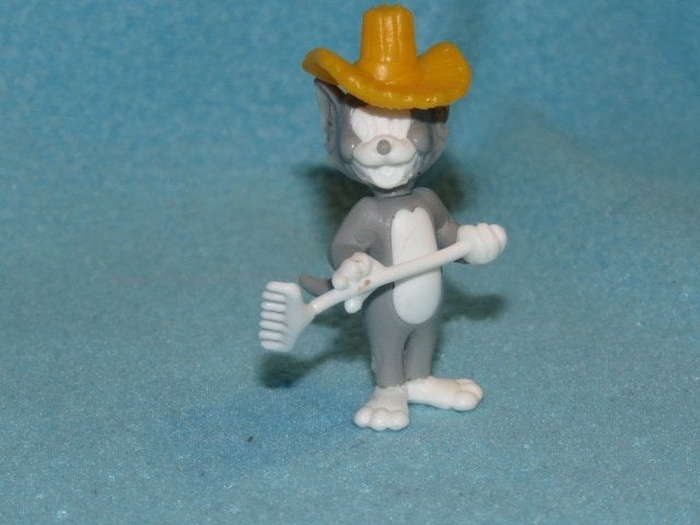 Figuurtje Kindersurprise Tom de kat met hark jaren 90, Ophalen of Verzenden, Zo goed als nieuw, Steekfiguren