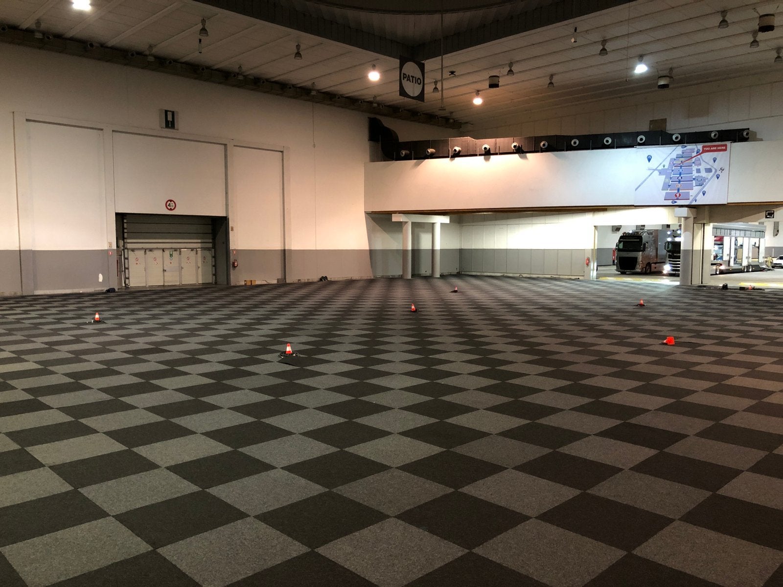 5000m² grijze en zwarte tapijttegels/vloer €8, Ophalen, Geel, Zo goed als nieuw, 25 tot 50 m²