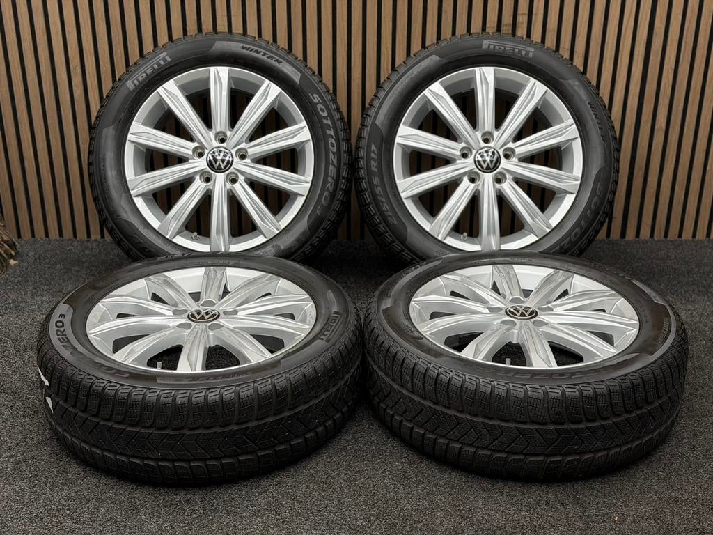 Originele 17 inch VW Touran 5T Stockholm 5x112 ET52 Pirelli, Auto-onderdelen, Banden en Velgen, Ophalen, 215 mm, ., Banden en Velgen