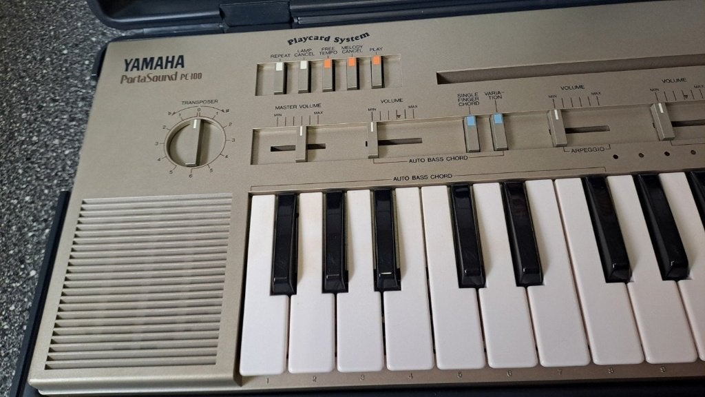 Aangeboden: een vintage yamaha portasound pc-100 keyboard, 61 toetsen, Onbekend, Yamaha, Ophalen of Verzenden