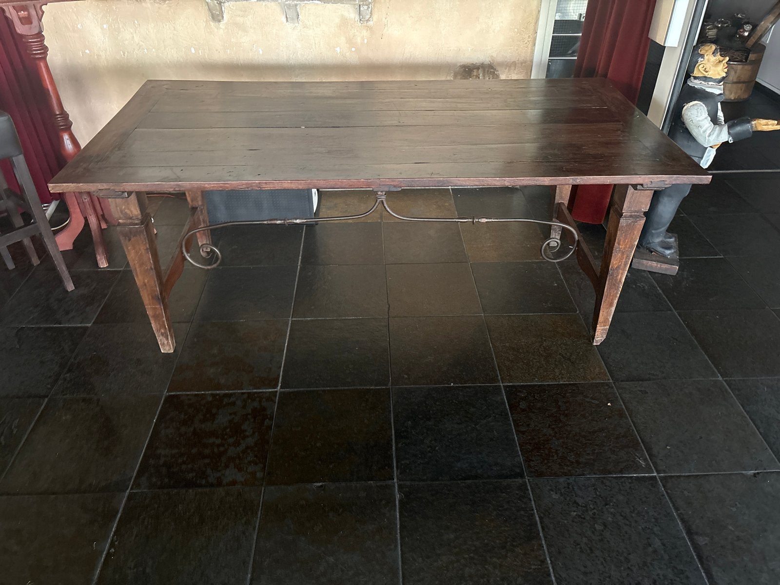 Antieke houten eettafel met smeedijzeren details, Ophalen