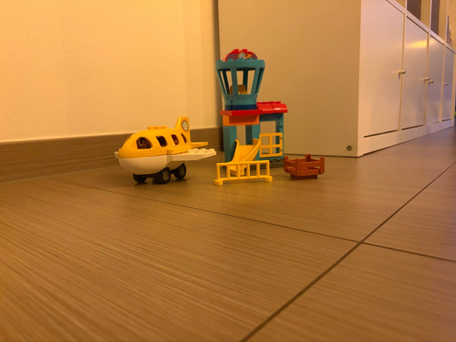 Duplo Vliegtuig, uitkijktoren met glijbaan en 3 poppetjes, Ophalen of Verzenden, Gebruikt, Overige merken