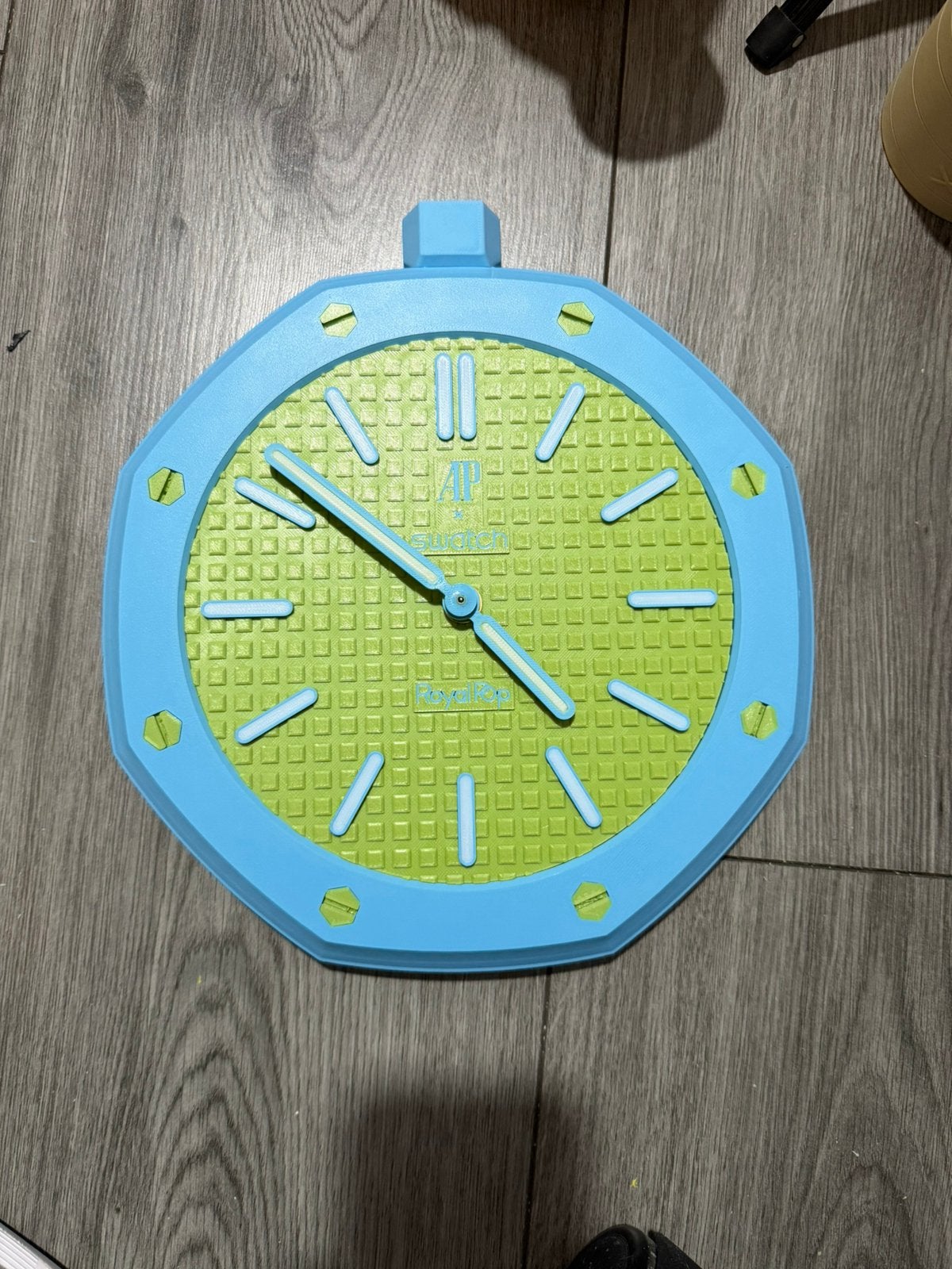 Swatch AP Wandklok Royal Pop - “Blaue Acht” incl Verzending, Verzenden, Zo goed als nieuw, Wandklok