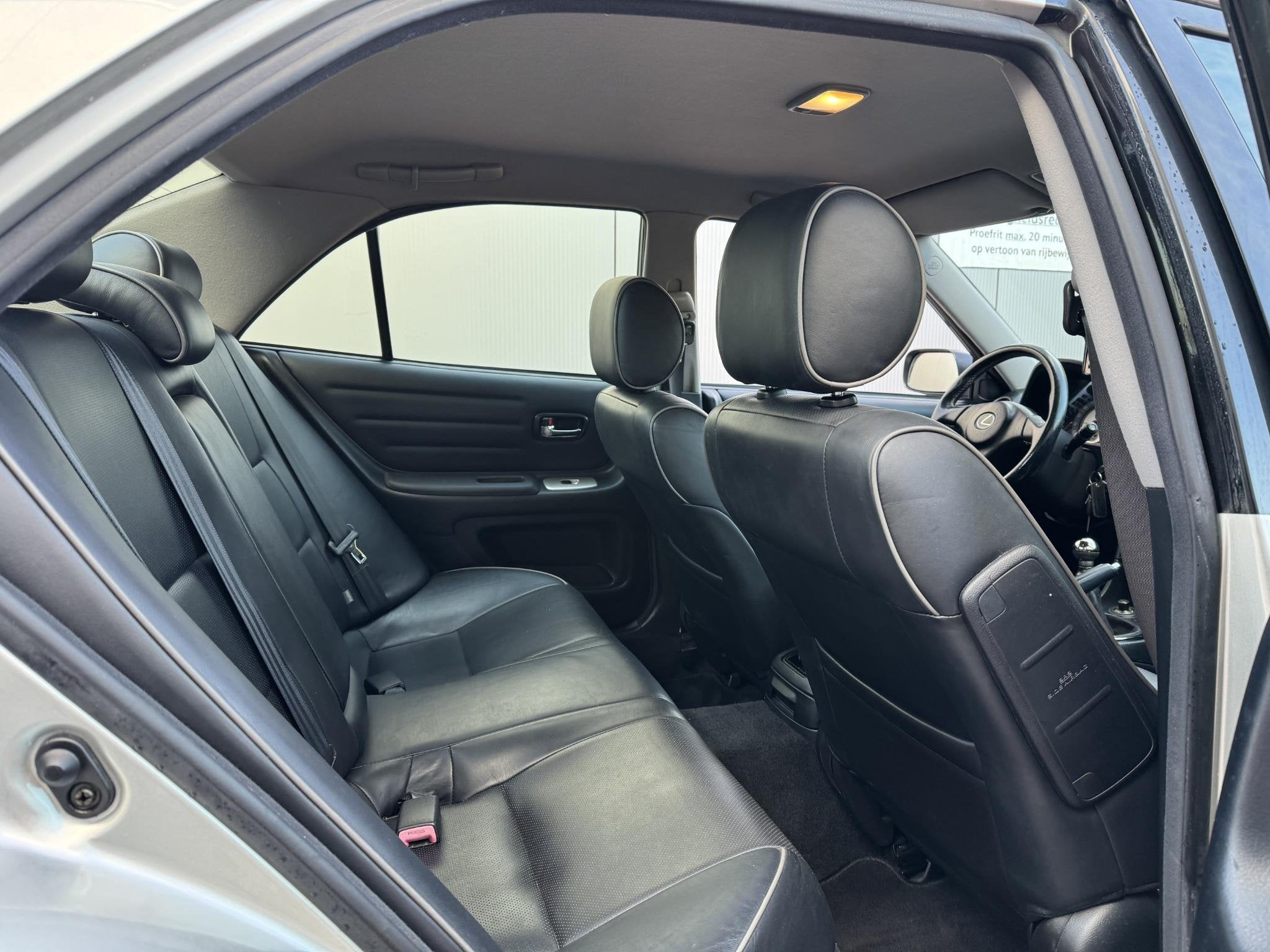 Lexus IS 200 Business Origineel NL / Nieuwe beurt / Roestvri, 1355 kg, Gebruikt, Sedan, Zilver of Grijs