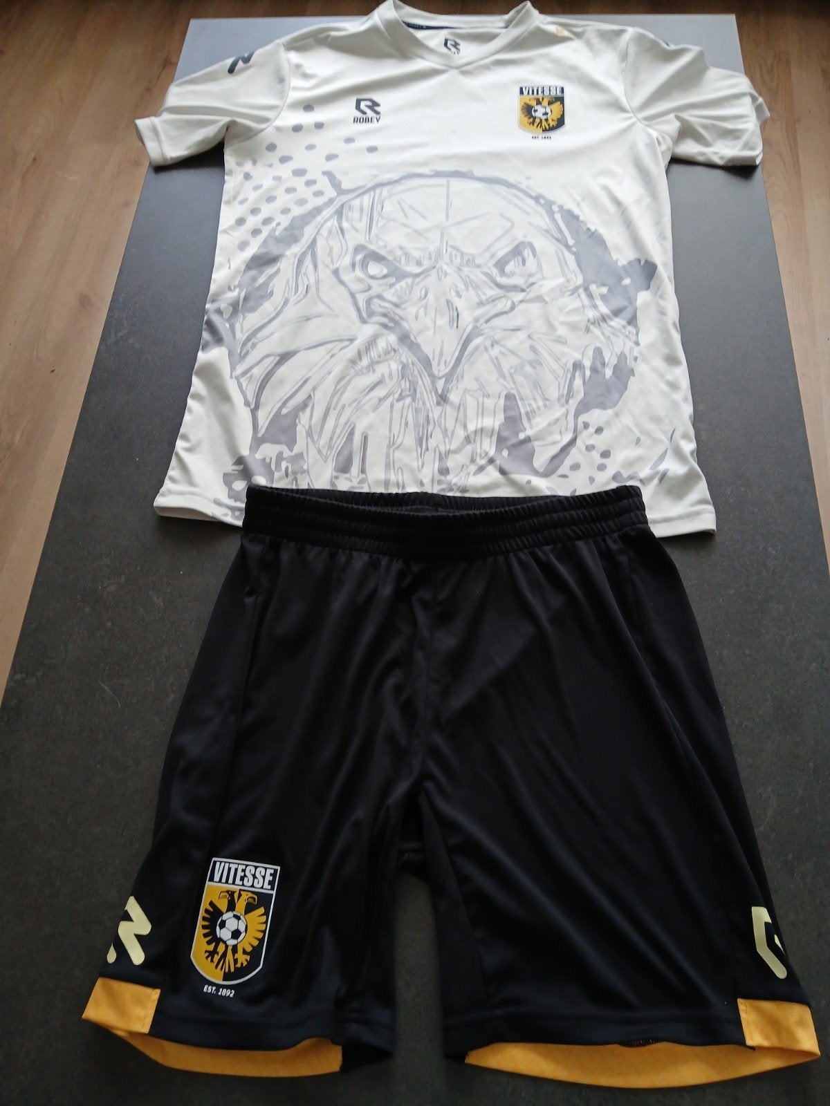 Vitesse voetbaltenue maat S, Ophalen of Verzenden, Voetbal, Gedragen, Maat 46 (S) of kleiner