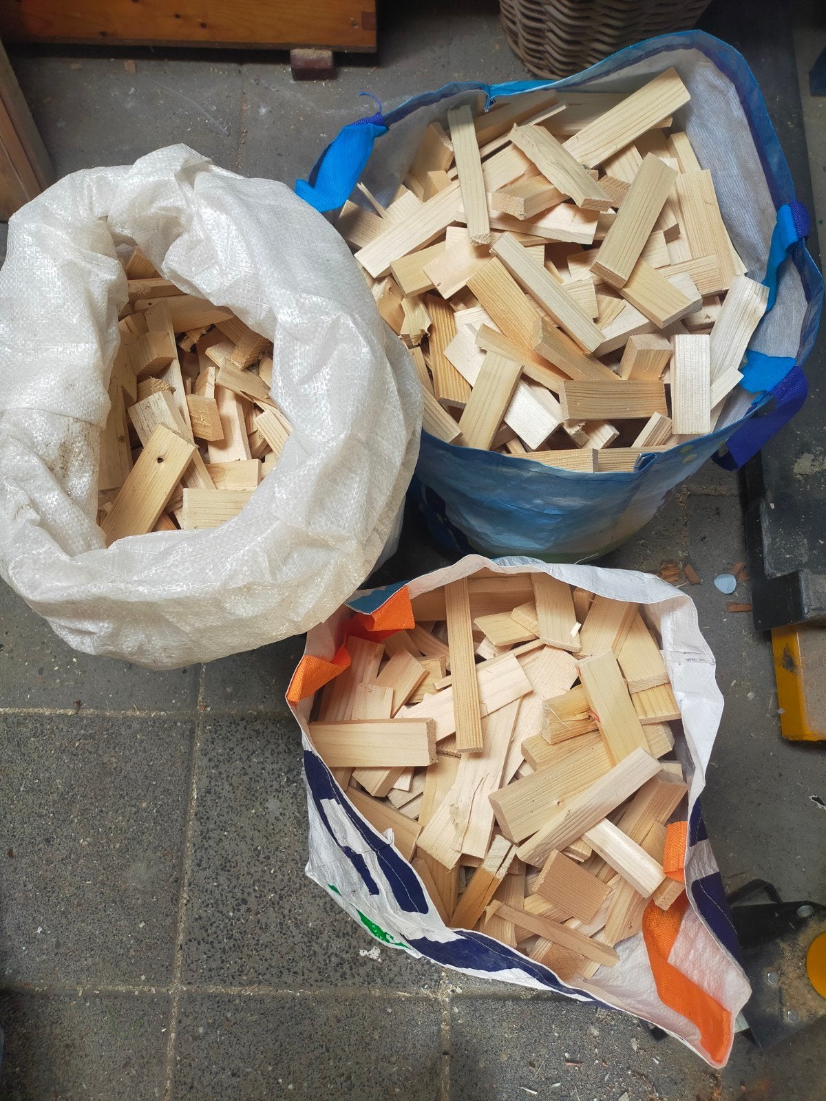 Houten aanmaakhout / resthout in zakken, Doe-het-zelf en Verbouw, Ophalen, Gebruikt, Minder dan 25 mm, Overige typen