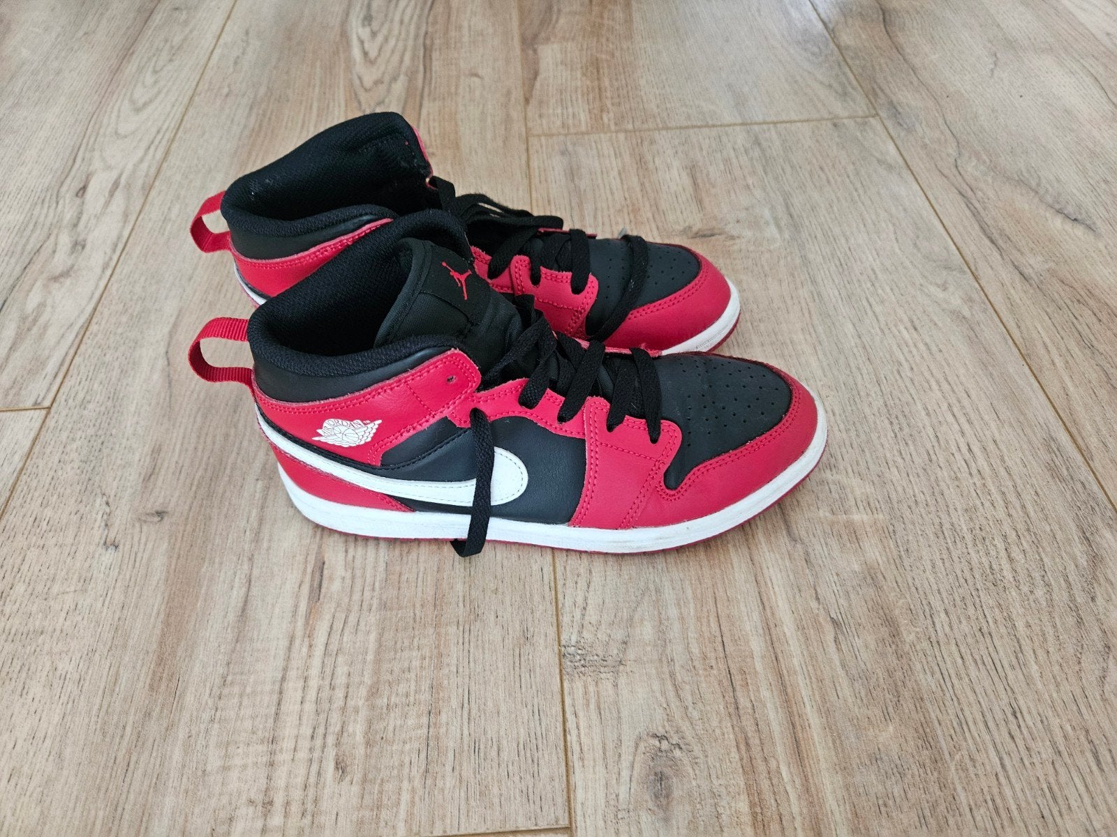 Nike Air Jordan 1 Mid - Zwart/Rood Sportschoenen, Ophalen, Zo goed als nieuw, Nike Jordan, Jongen of Meisje