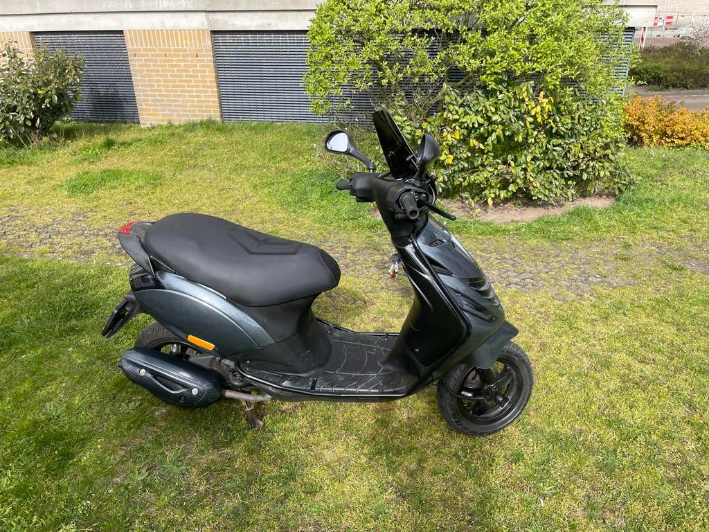 Piaggio zip full Carbon 50cc, Fietsen en Brommers, Scooters | Piaggio, Ophalen, Zip, Zo goed als nieuw, Benzine