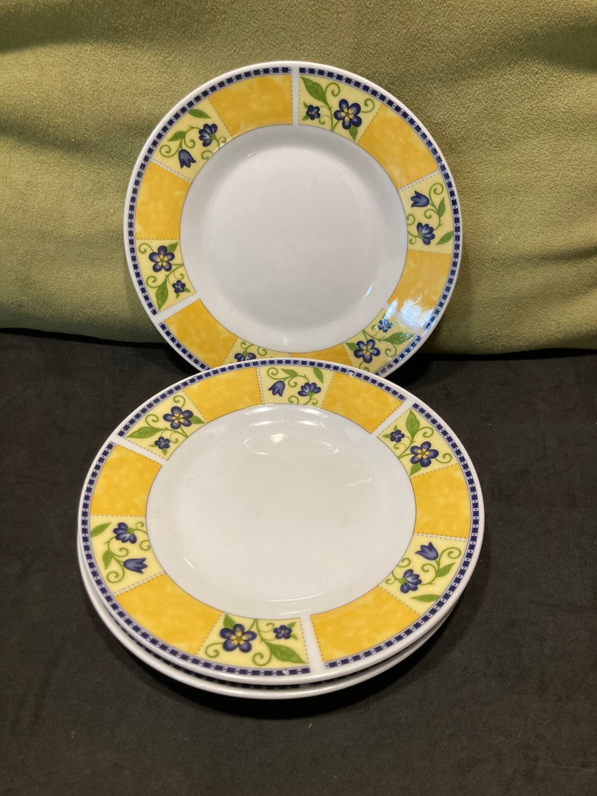 Gebaksbordje gele rand, blauw bloemetje (071026), Ophalen of Verzenden, Gebruikt, Porselein, Overige stijlen