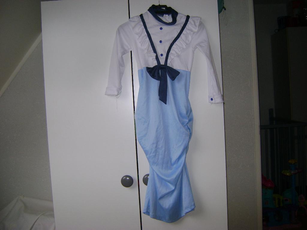 blauw/wit prinsessenjurk kroon en grote strik achter 110/116, Kinderen en Baby's, Ophalen of Verzenden, Zo goed als nieuw, 110 t/m 116