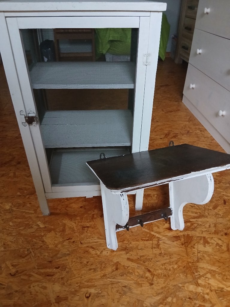 wit vliegenkastje en kapstok, Ophalen