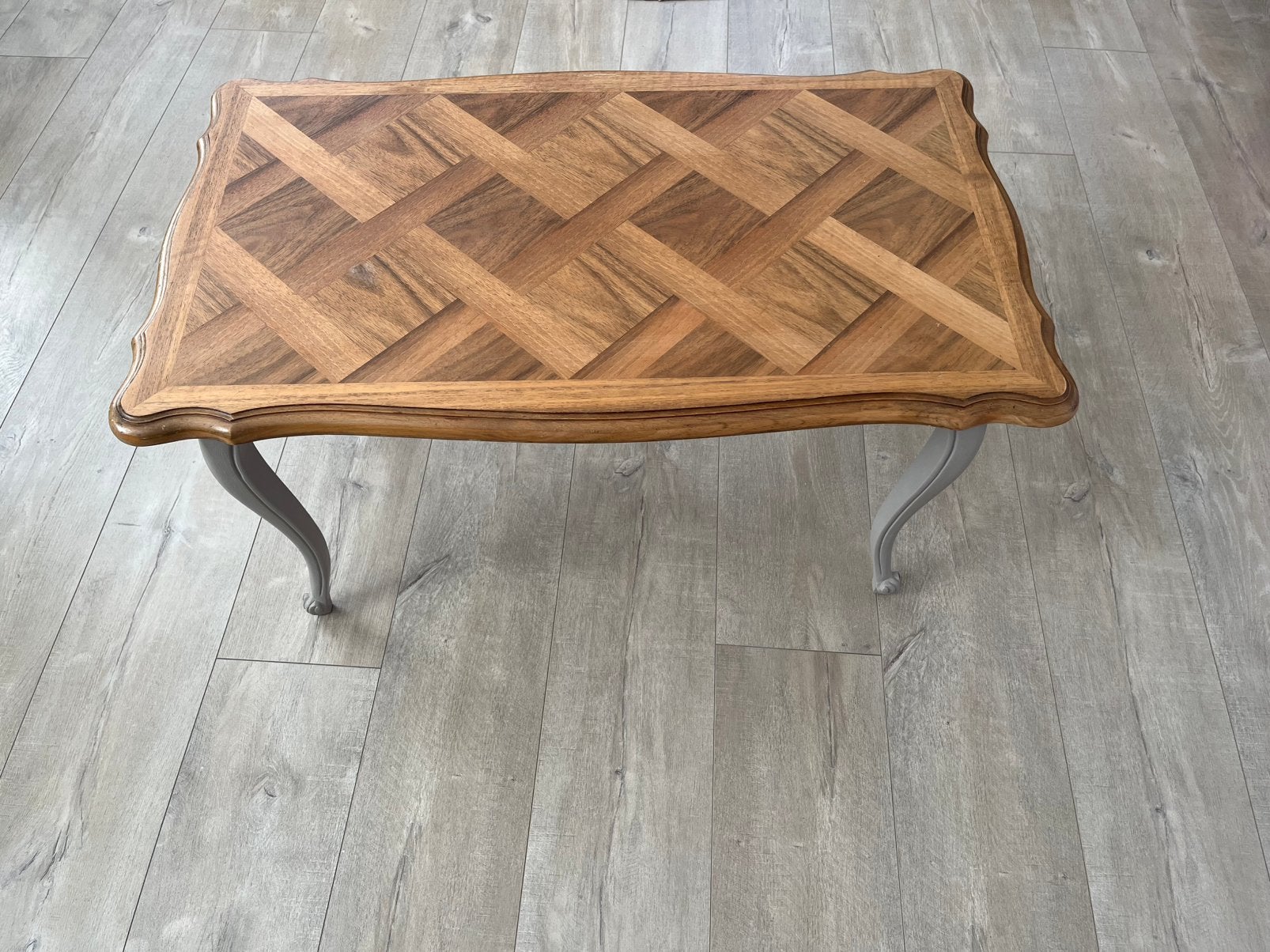 Brocante salontafel met klein vlekje in het blad, Ophalen, 100 tot 150 cm, 50 tot 100 cm, Zo goed als nieuw