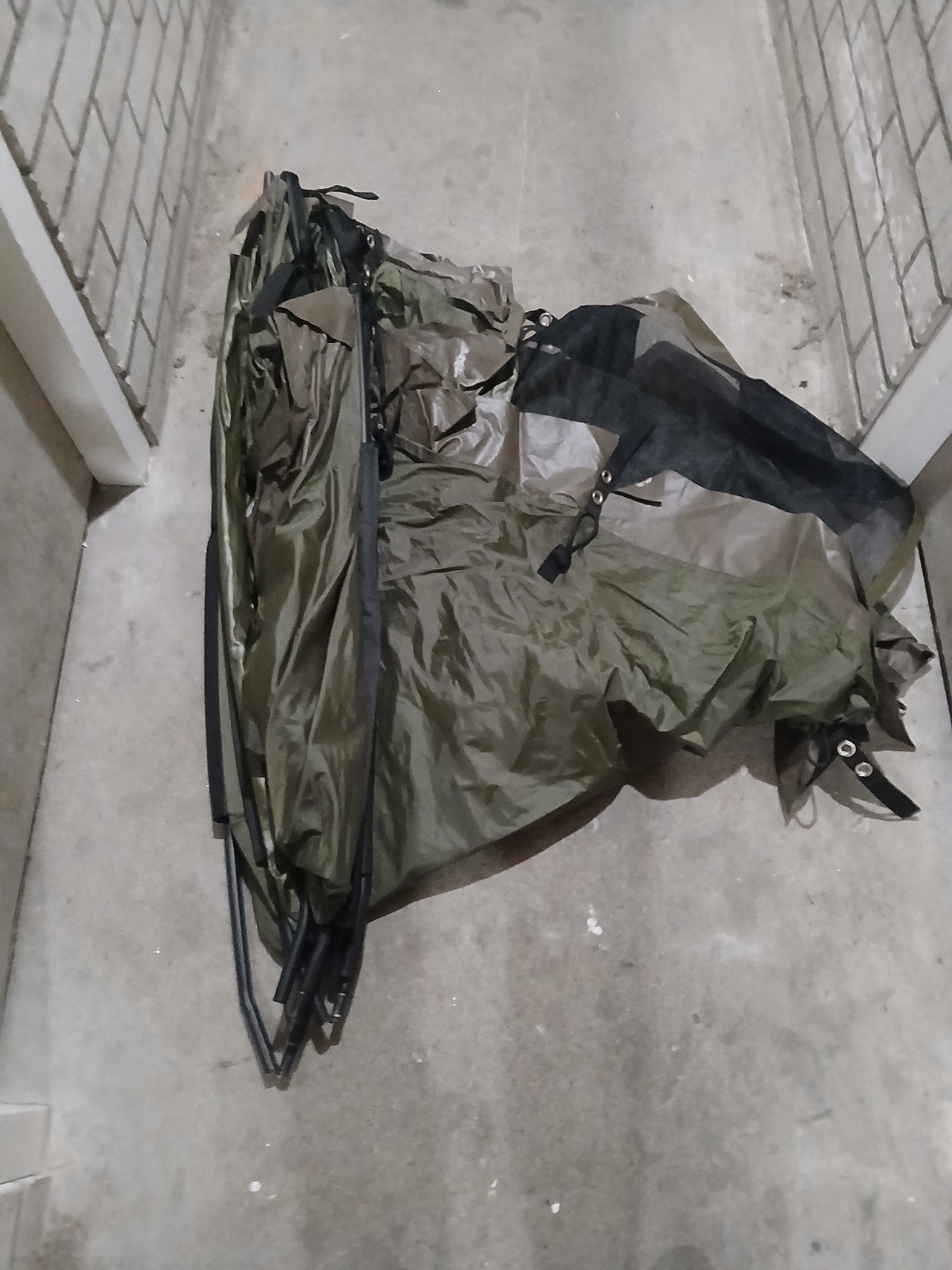 Avid Carp Base Camp Bivvy Compleet met grondzeil en haringe, Caravans en Kamperen, Ophalen, Zo goed als nieuw, Tot en met 2