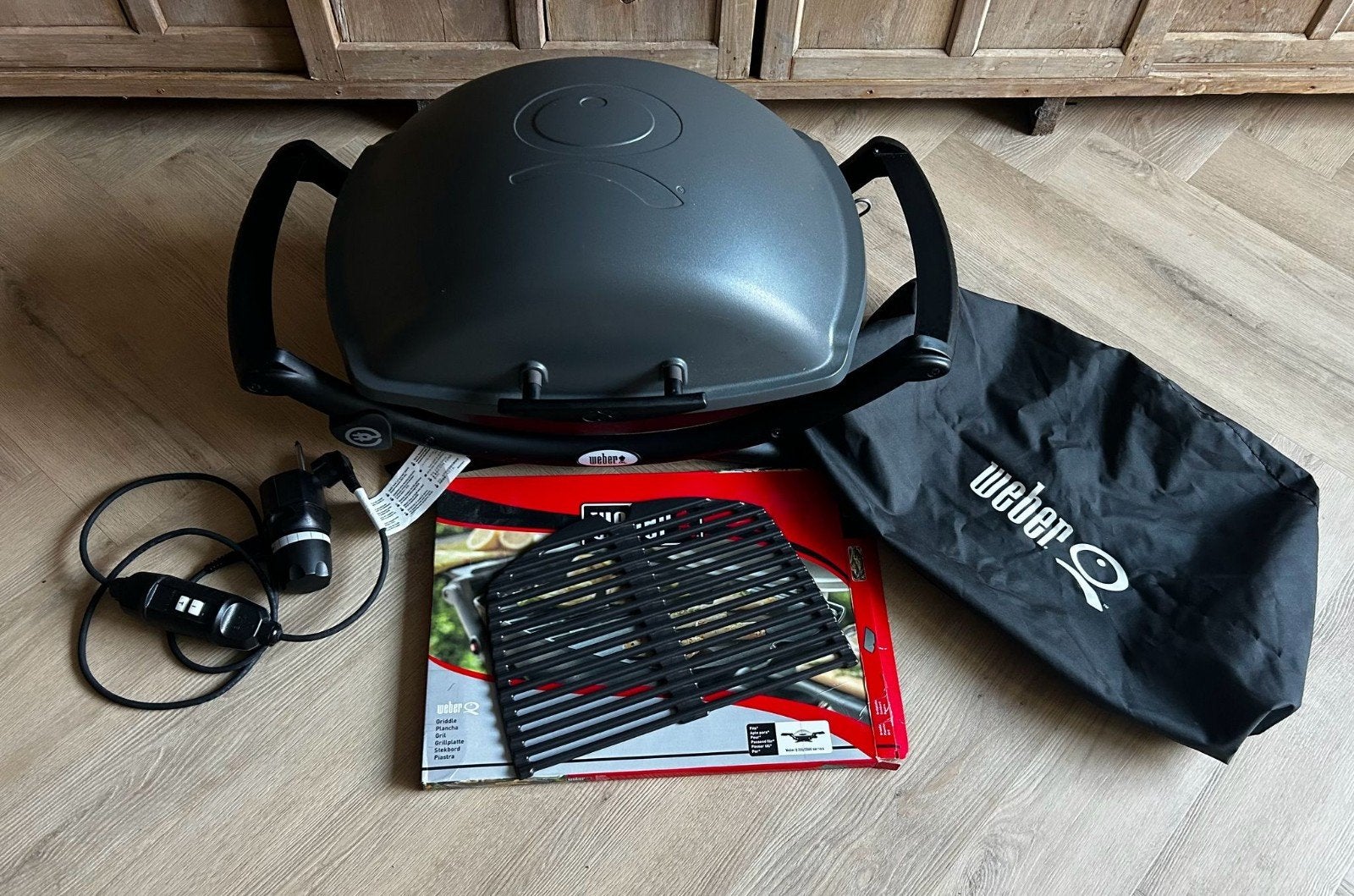 Weber Q2400 met luxe hoes+ nieuw extra rooster, elektrisch., Ophalen, Zo goed als nieuw, WEBER BBQ