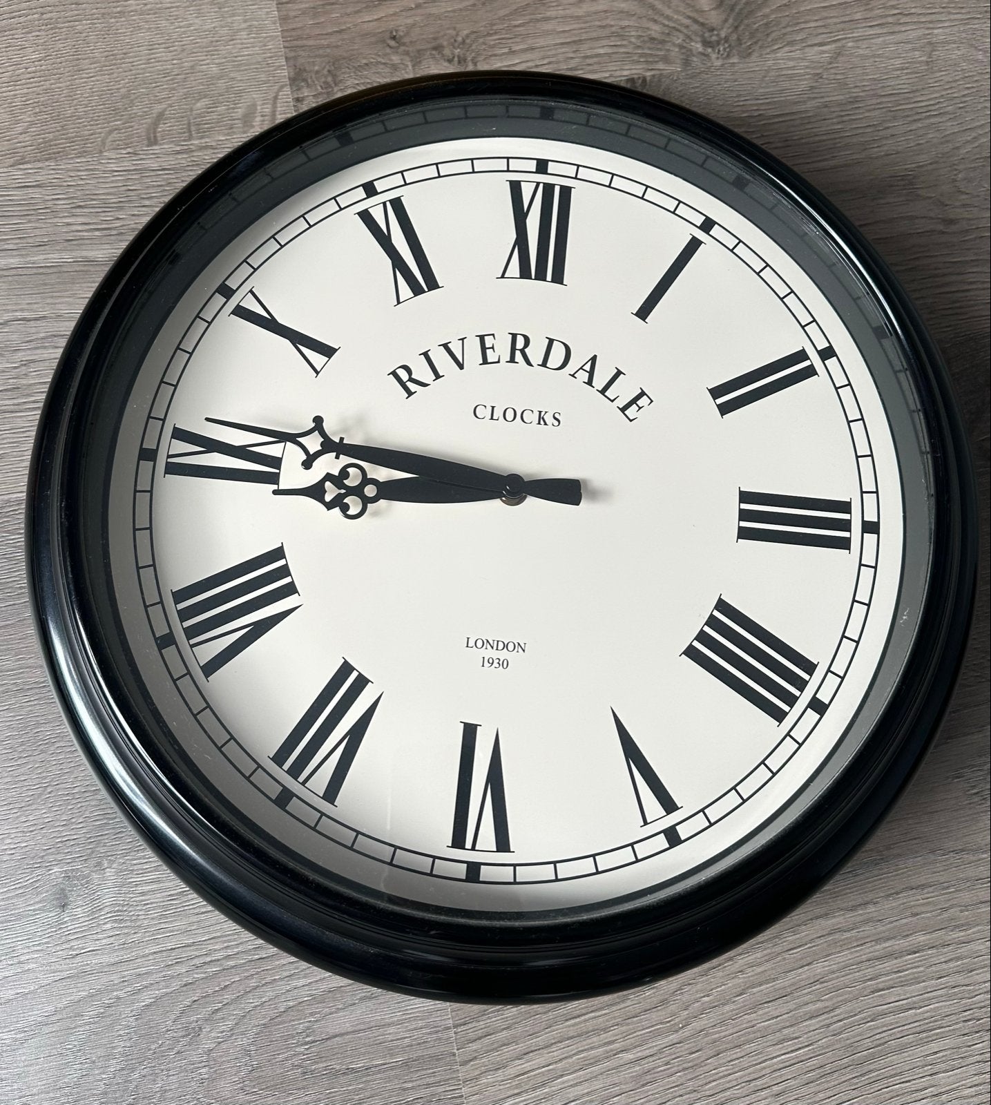 Riverdale wandklok; zwart met Romeinse cijfers, Ophalen, Analoog, Werkt op batterijen, Zo goed als nieuw