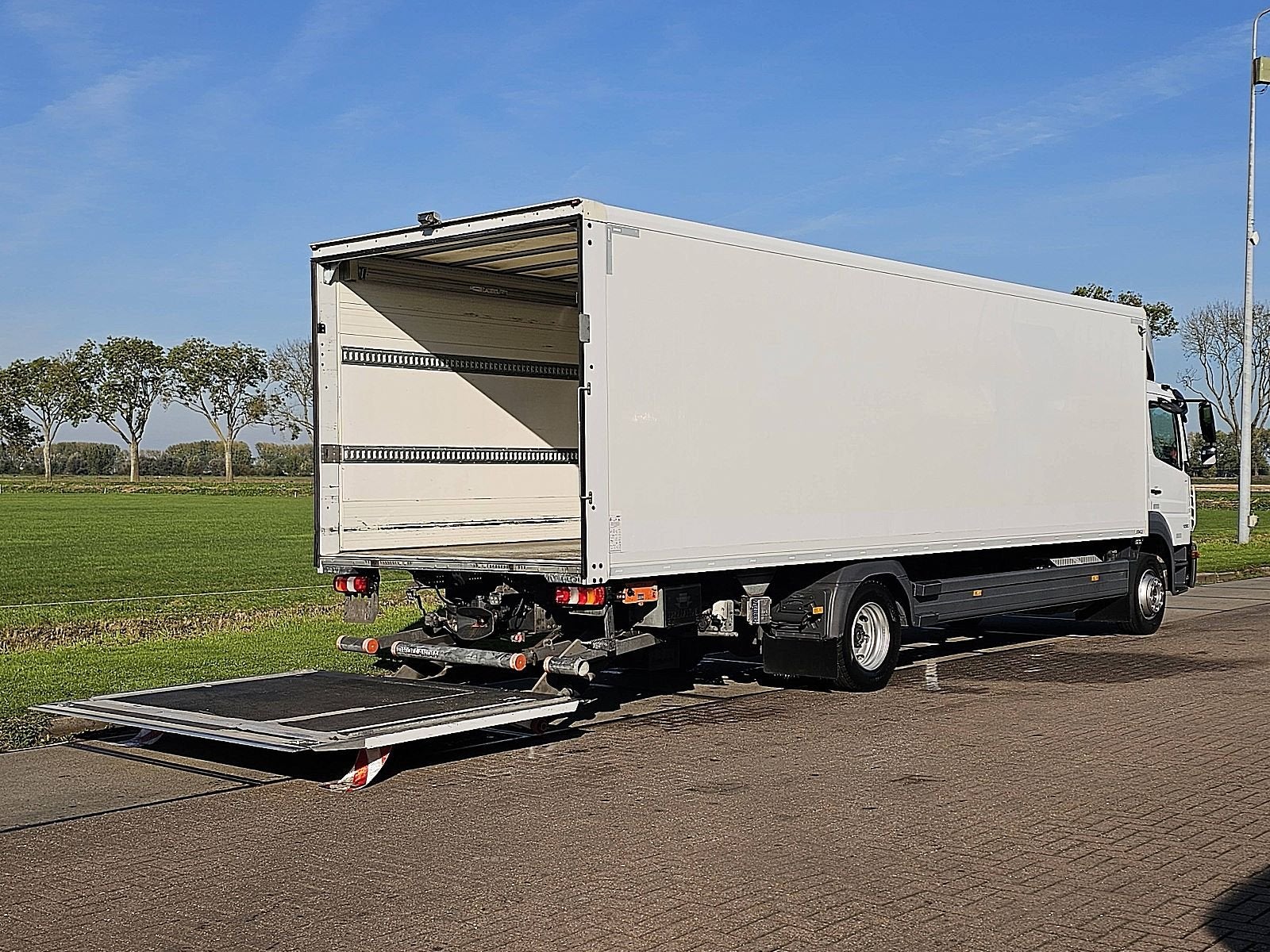 MERCEDES-BENZ ATEGO 1230 airco wb 536 lift, Auto's, Automaat, Euro 6, Verwarmde buitenspiegels, Wit