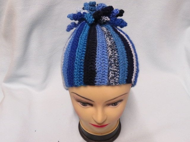 Warme handgehaakte muts blauw met wokkels, Jongen of Meisje, Handgemaakt, Nieuw, Ophalen of Verzenden