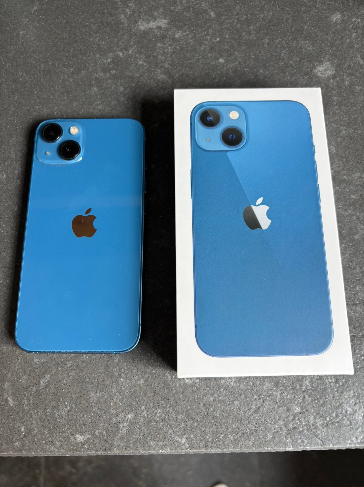 Foto 2 van Apple iPhone 13 blauw 128GB