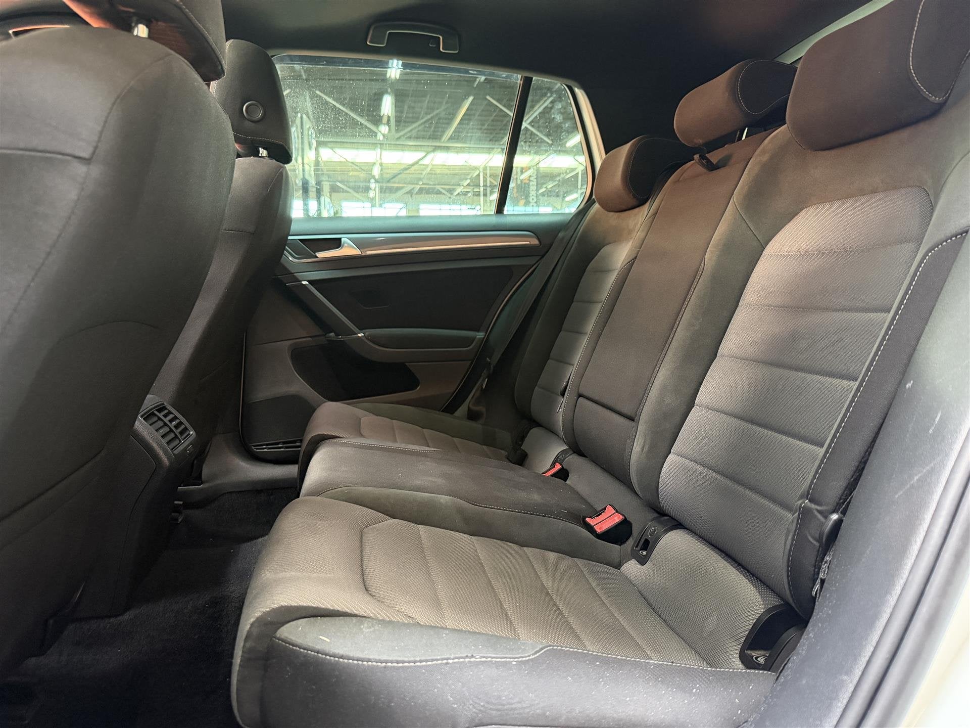 Foto 18 van Volkswagen Golf 1.4 TSI DSG | R-Line | Pano | Akra | Maxton