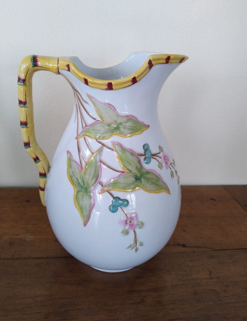 Antieke kan, vaas handbeschilderd met verhoogd bloem decor, Ophalen of Verzenden