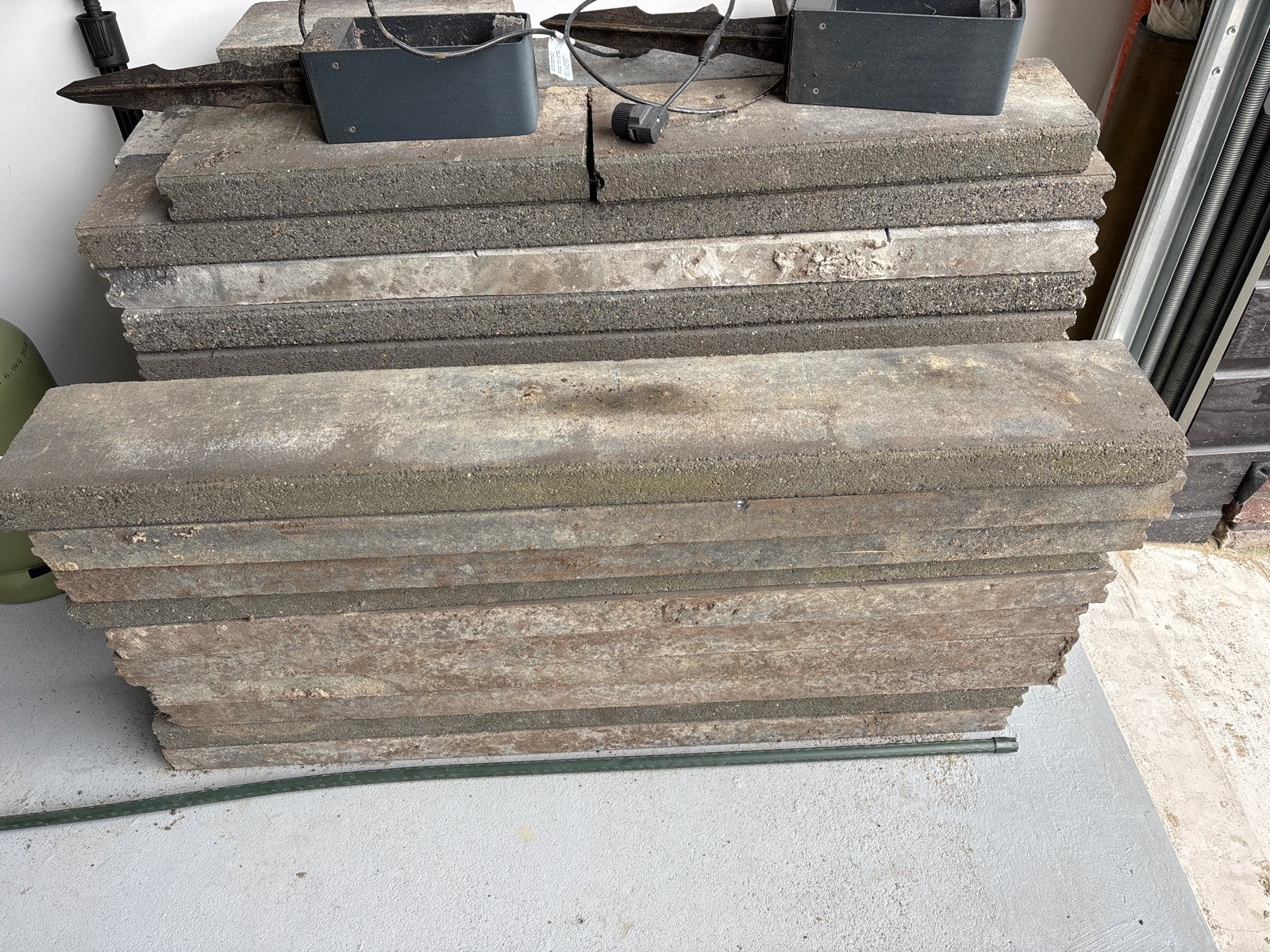 Stootbanden 100x15x5 cm - 12 stuks en kleine stukken, Tuin en Terras, Tegels en Klinkers, Ophalen, Gebruikt, Overige typen, Minder dan 5 m²