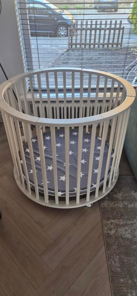 Mooie witte ronde box met inlegmat en wieltjes, Kinderen en Baby's, Boxen, Ophalen, Gebruikt, Rond, In hoogte verstelbaar